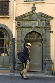 France, Var (83), Saint-Tropez, le porche de la maison dite du Maure rue du général Allard en pierre serpentine