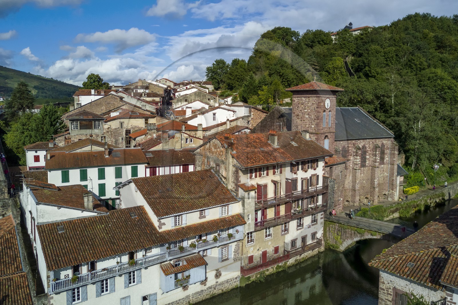 France, Pyrénées-Atlantiques (64), Pays-Basque, Saint-Jean-Pied-de-Port, le Pont Vieux sur la rivière Nive de Béhérobie et l'église de l'Assomption ou Notre-Dame du Bout du Pont (vue aérienne)