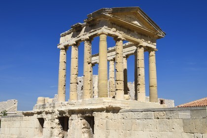 France, Bouches-du-Rhône (13), Marseille, Parc National des Calanques, Archipel des Iles du Frioul, Ile Ratonneau, ruines de l'hopital Caroline et de son église en forme de temple grecque