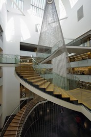 France, Bas-Rhin (67), Strasbourg, Neustadt quartier allemand classé au Patrimoine Mondial de l'UNESCO, place de la Liberté, bibliothèque nationale et universitaire (BNU), escalier monumental par architecte ANMA-Agence Nicolas Michelin et associés