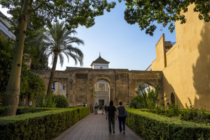 Espagne, Andalousie, Séville, Alcazar de Séville (Reales Alcazares de Sevilla), classé Patrimoine Mondial de l'UNESCO, patio de la Monteria et façade du palais du roi don Pedro (Palacio de Pedro I)