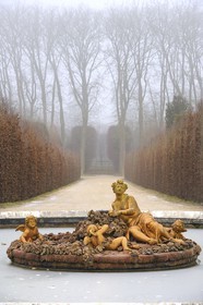 France, Yvelines (78), parc du château de Versailles, classé Patrimoine Mondial de l'UNESCO, bassin de Flore ou du printemps en hiver