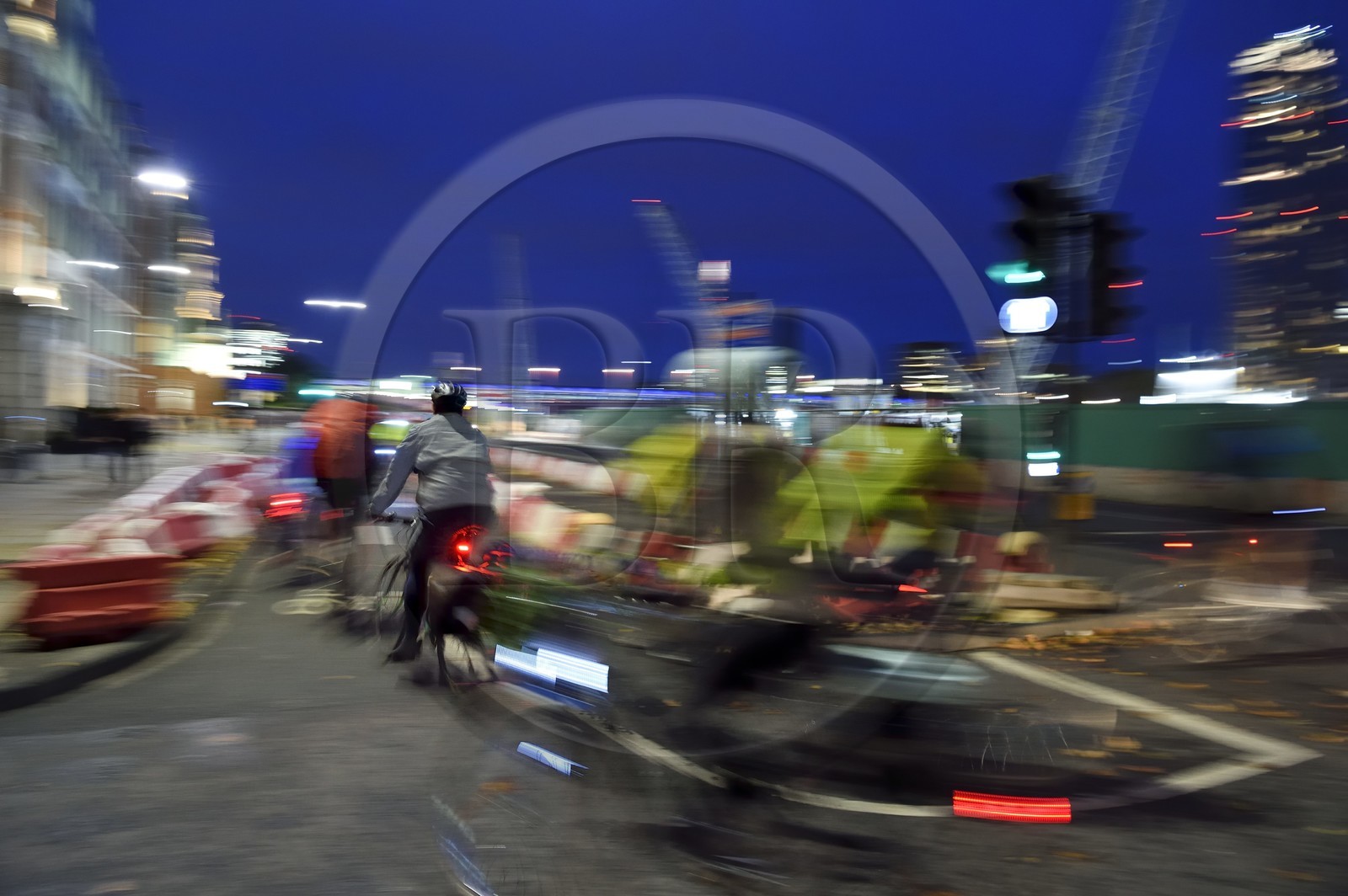 Royaume-Uni, Londres, cycliste circulant sur Victoria embankment