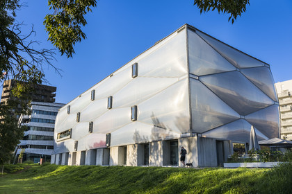 France, Hérault (34), Montpellier,  quartier de Port Marianne, batiment le Nuage réalisation du créateur Philippe Starck sur l'avenue Raymond Dugrand