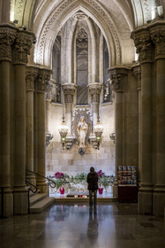 Espagne, Catalogne, Barcelone, quartier de l'Eixample, basilique de la Sagrada Familia de l'architecte du modernisme catalan Antoni Gaudi classée Patrimoine Mondial de l'UNESCO, la crypte du temple, la tombe de Gaudi dans la chapelle de Notre Dame des Carmes