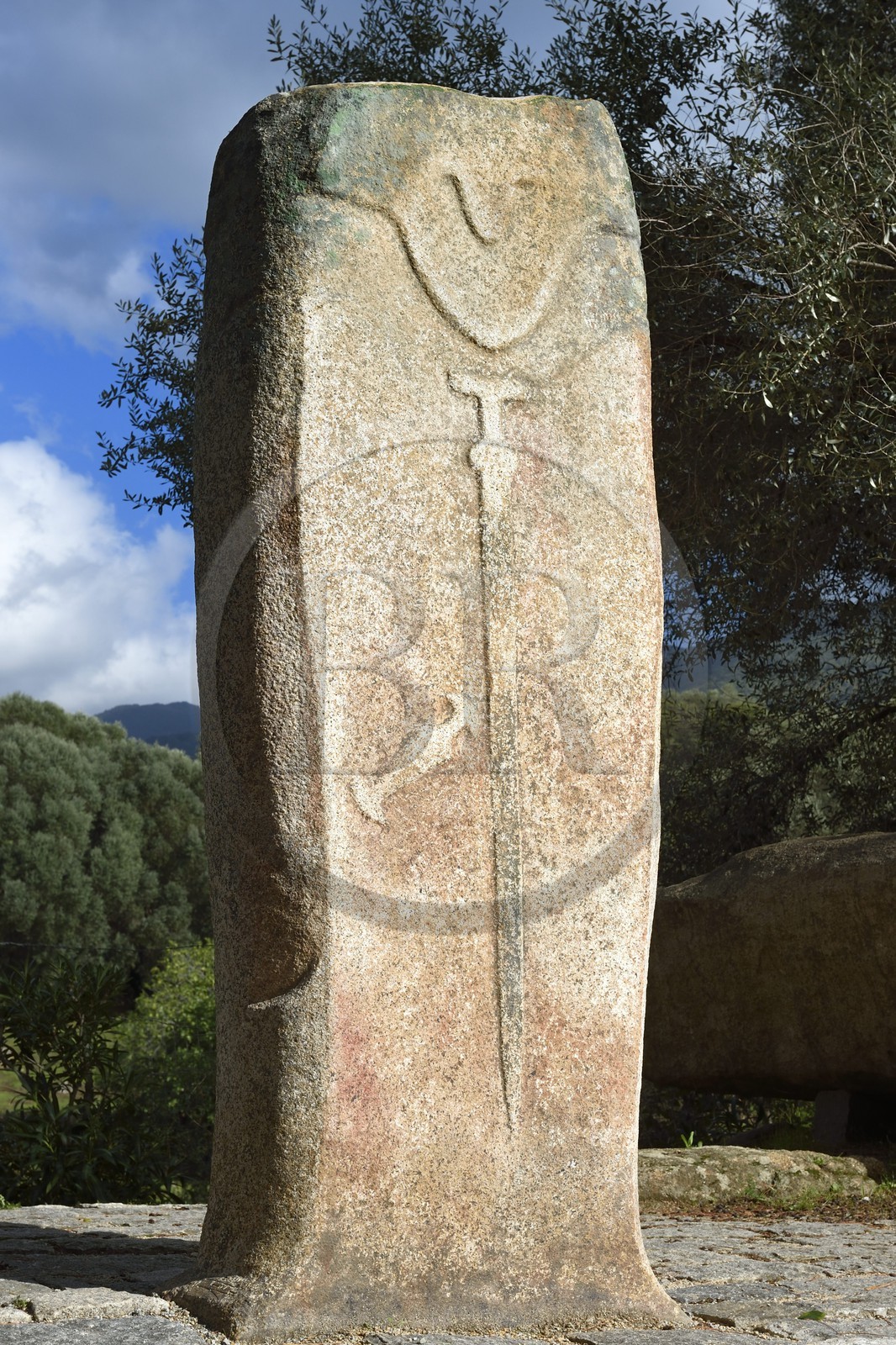 France, Corse-du-Sud (2A), site préhistorique de Filitosa, statue menhir appelée Filitosa V représentant des personnages armés