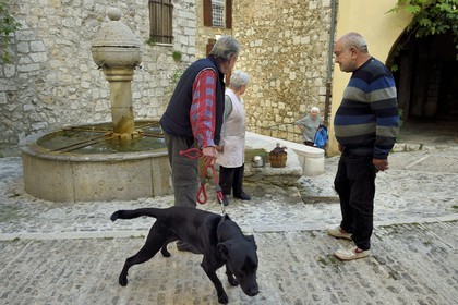 France, Alpes-Maritimes (06), Peille, rencontre des anciens du village autours de la fontaine place du Mont Agel