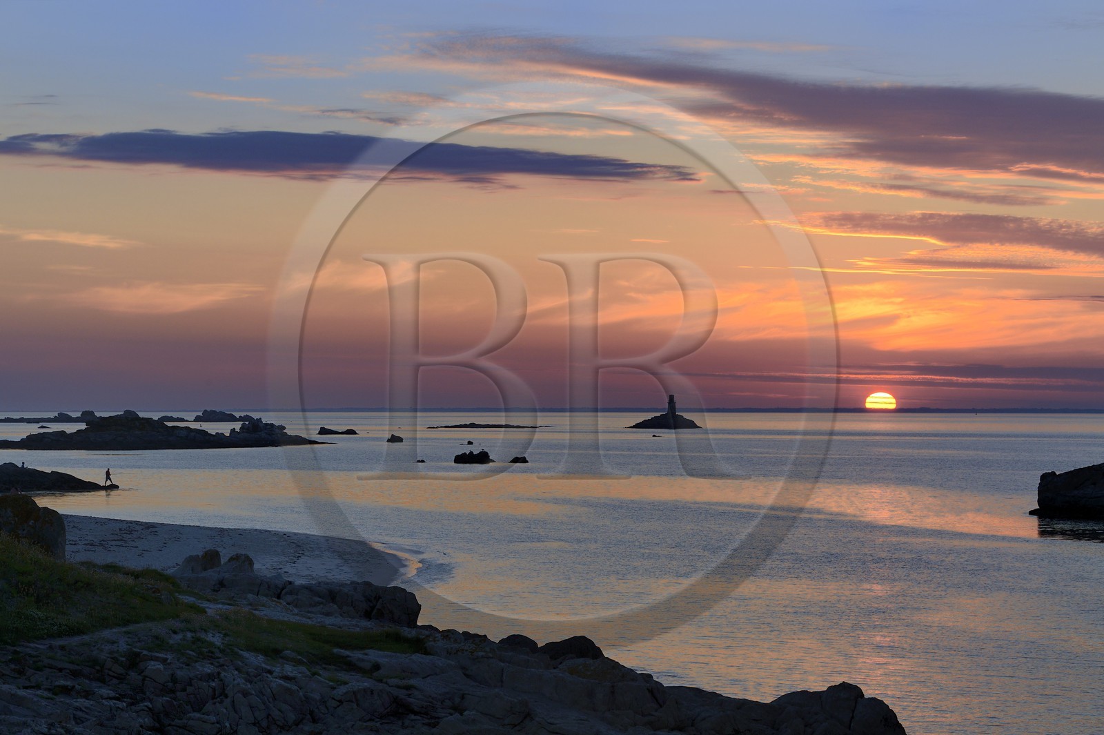 France, Finistère (29), La Foret Fouesnant, archipel des Glénan, Ile Saint-Nicolas, coucher de soleil sur la côte ouest et l'ancien phare du Huic aujourd'hui abandonné