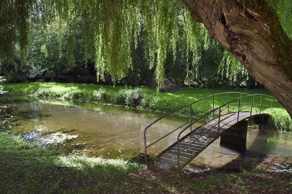 France, Charente-Maritime (17), Saintonge, Saint-Savinien, petit pont sur le Bramerit à Coulonge-sur-Charente