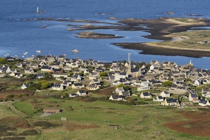 France, Finistère (29), parc naturel régional d'Armorique, mer d'Iroise, Ile de Molène dans l'Archipel de Molène (vue aérienne)