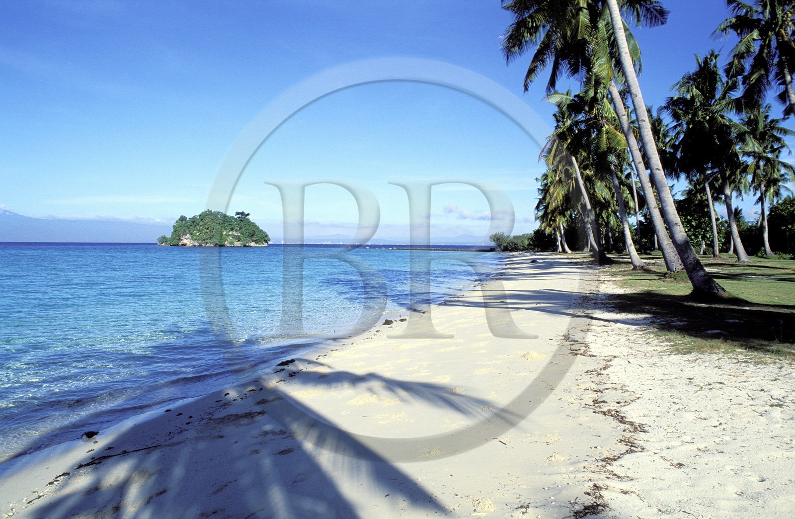 Philippines, île de Mindanao, golfe de Davao, plage de sable blanc et petite île privée