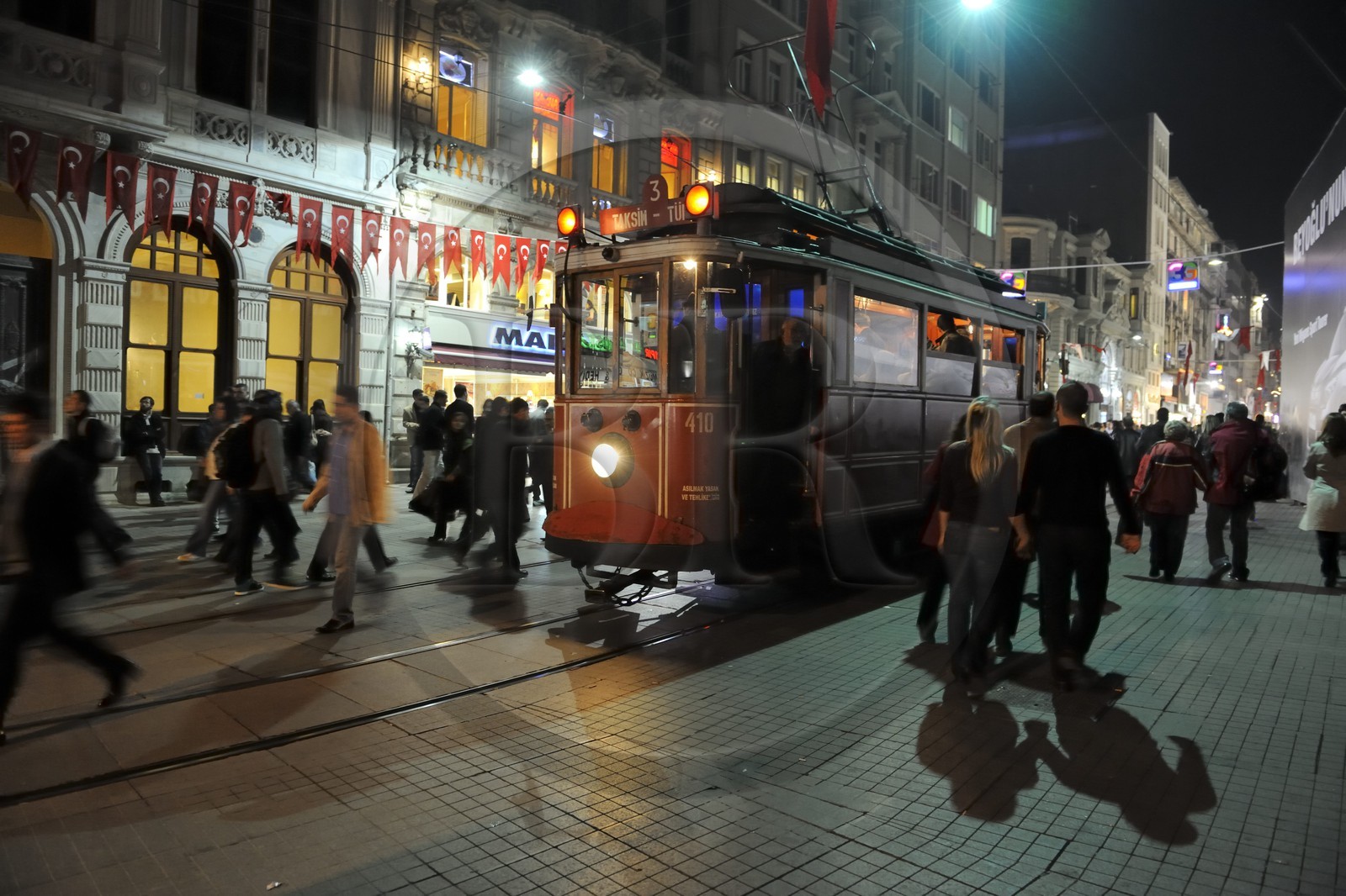 Turquie, Istanbul, quartier de Beyoglu, le vieux tramway dans la rue Istiklal Caddesi