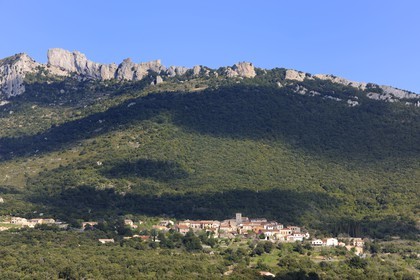 France, Aude (11), Pays Cathare, le château de Peyrepertuse du XIIe siecle dominant le village de Douillac-Sous-Peyrepertuse