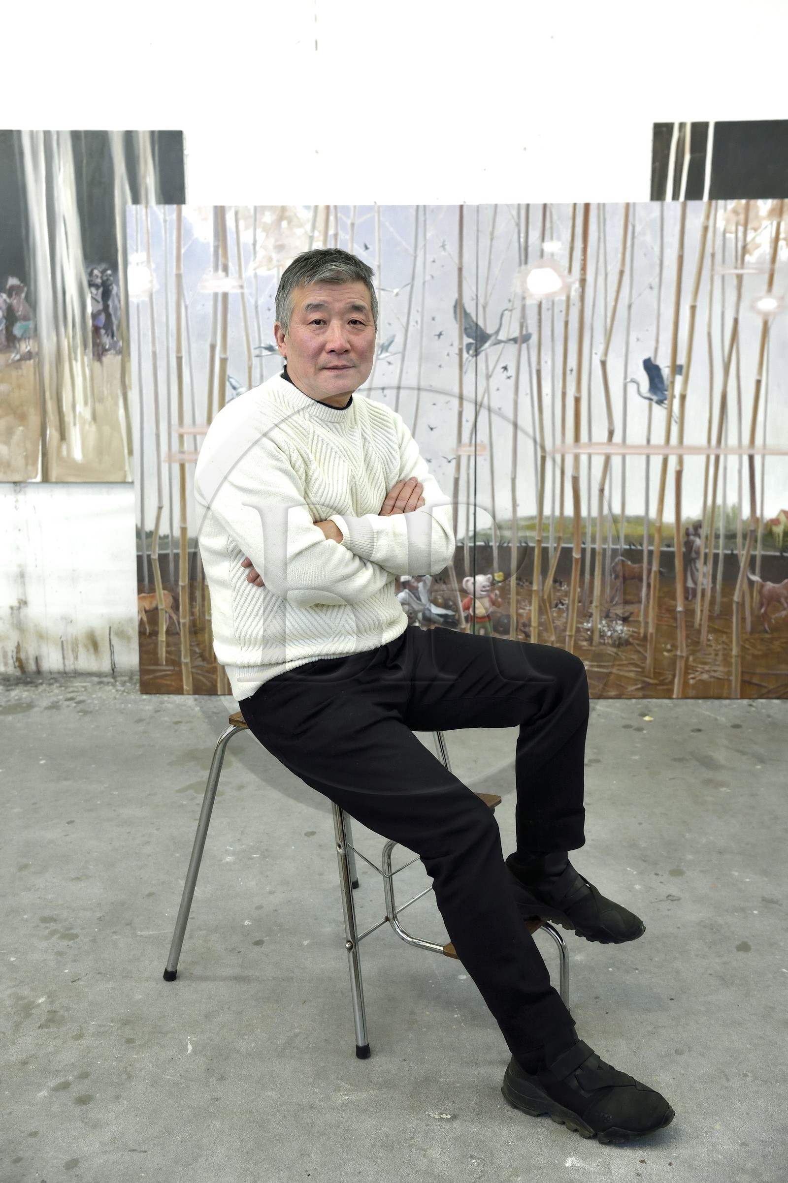 France, l'artiste peintre Xiao Fan Ru dans son atelier des Lilas près de Paris