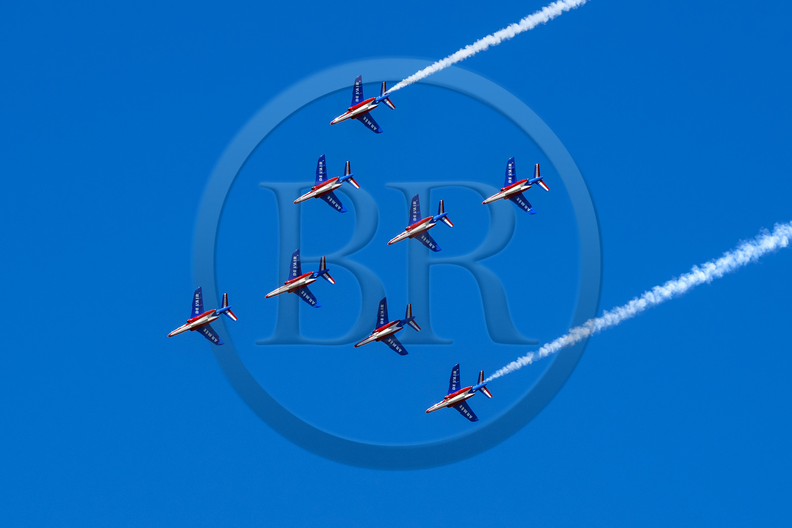 France, Bouches-du-Rhône (13), Salon-de-Provence, base aerienne 701, base de la Patrouille de France (PAF pour Patrouille acrobatique de France) de l'Armée de l'air et de l'espace française, les avions Alphajet volent en formation Dard
