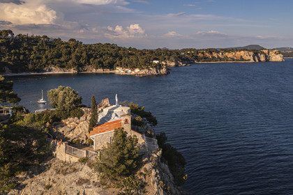France, Var (83), la rade de Toulon, Cap Brun, la chapelle Notre Dame du cap Falcon qui domine le petit port des cabanons de l'anse de Méjean (vue aérienne)