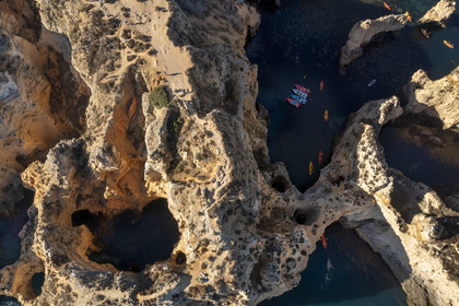 Portugal, Algarve, Lagos, découverte en kayak des criques et des grottes dans les falaises escarpées de la Ponta da Piedade (vue aérienne)