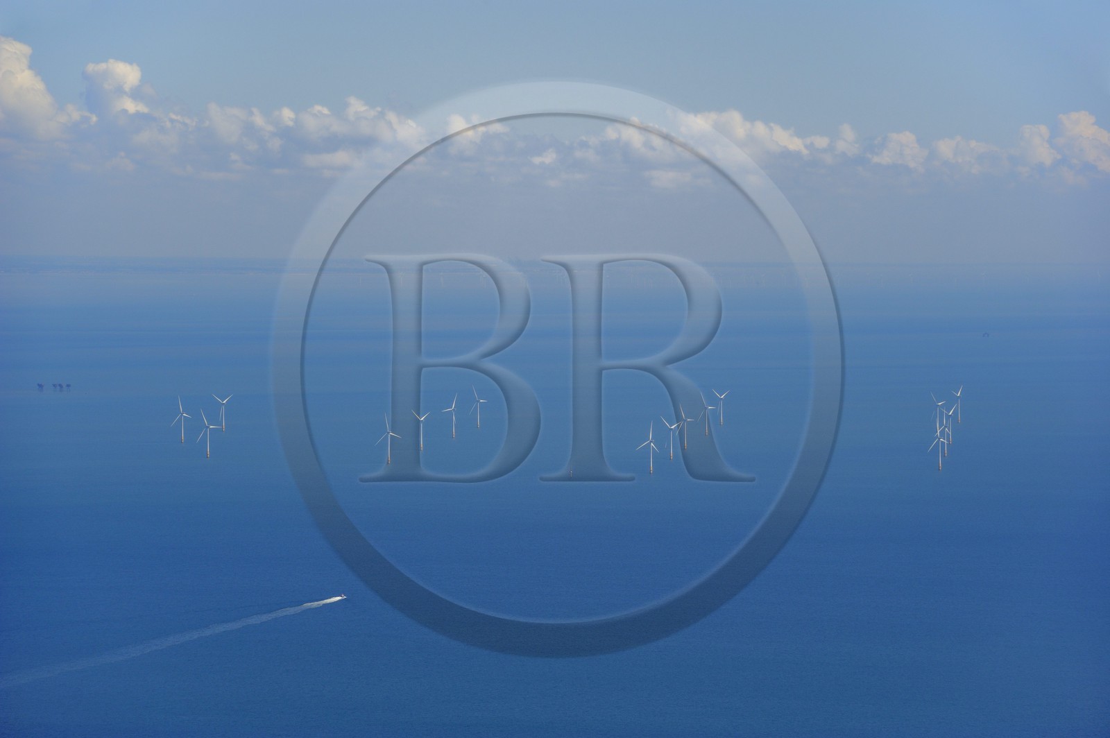 Royaume-Uni, Angleterre, Kent, champ d'éoliennes dans la Mer du Nord (vue aérienne)