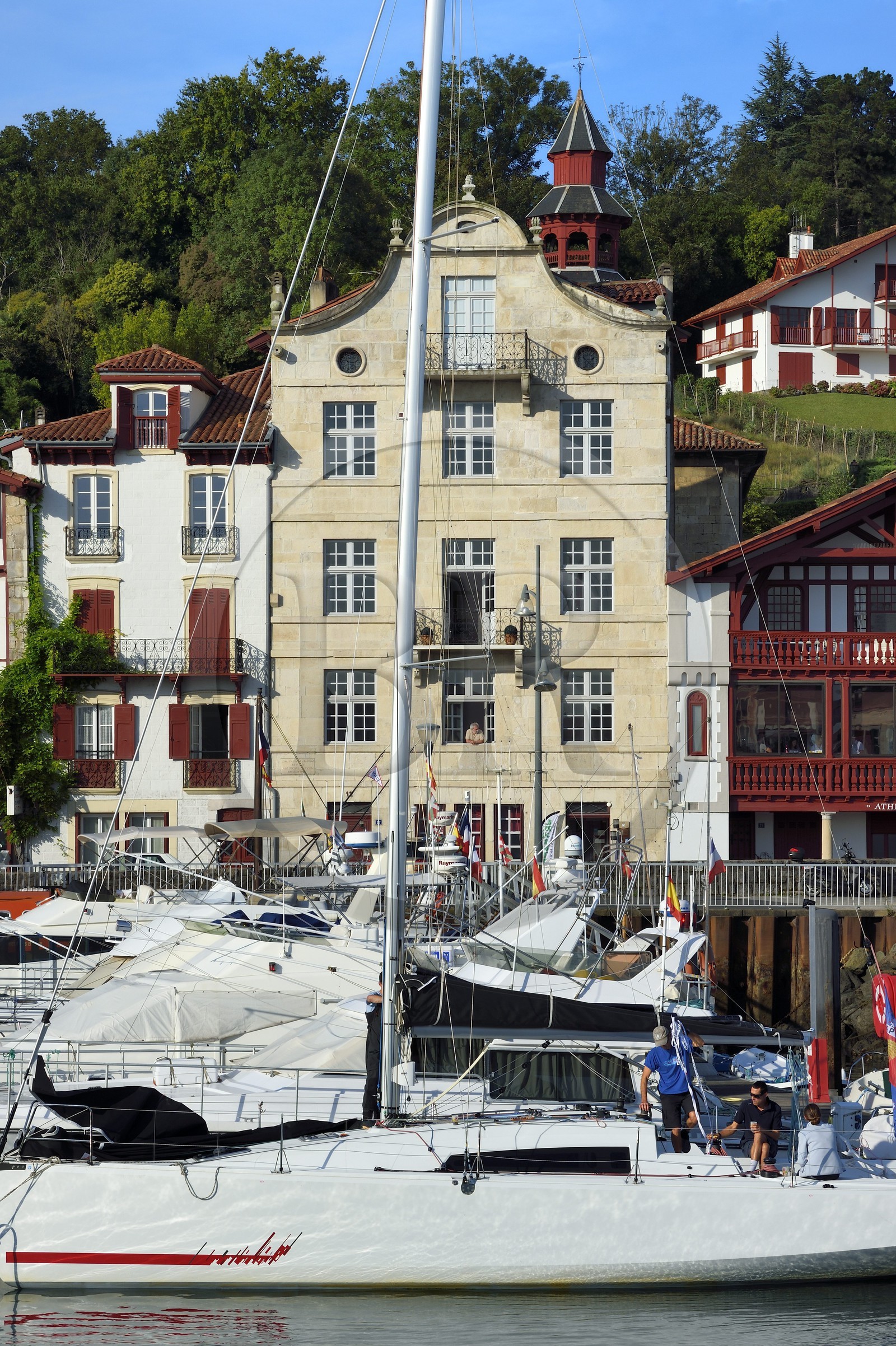 France, Pyrénées-Atlantiques (64), la côte du Pays-Basque, Ciboure, la maison natale de Maurice Ravel (en pierre) et le clocher de l'église Saint-Vincent