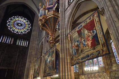 France, Bas-Rhin (67), Strasbourg, vieille ville classée au Patrimoine Mondial de l'UNESCO, la cathédrale Notre-Dame, le grand orgue et la grande rose de la facade occidentale, les Scènes de la vie de la Vierge réalisées à la demande de Richelieu sont une série de quatorze tapisseries suspendues dans la nef durant la période de l'Avent