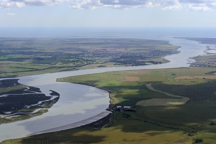 Royaume-Uni, Angleterre, Essex, méandres de l'estuaire de la Tamise vers Southend-on-Sea (vue aérienne)