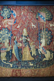France, Paris (75), Musée de Cluny - Musée national du Moyen-Age, tapisseries de la Dame à la Licorne appelée L'Odorat - un des 5 sens (vers 1500, laine et soie)