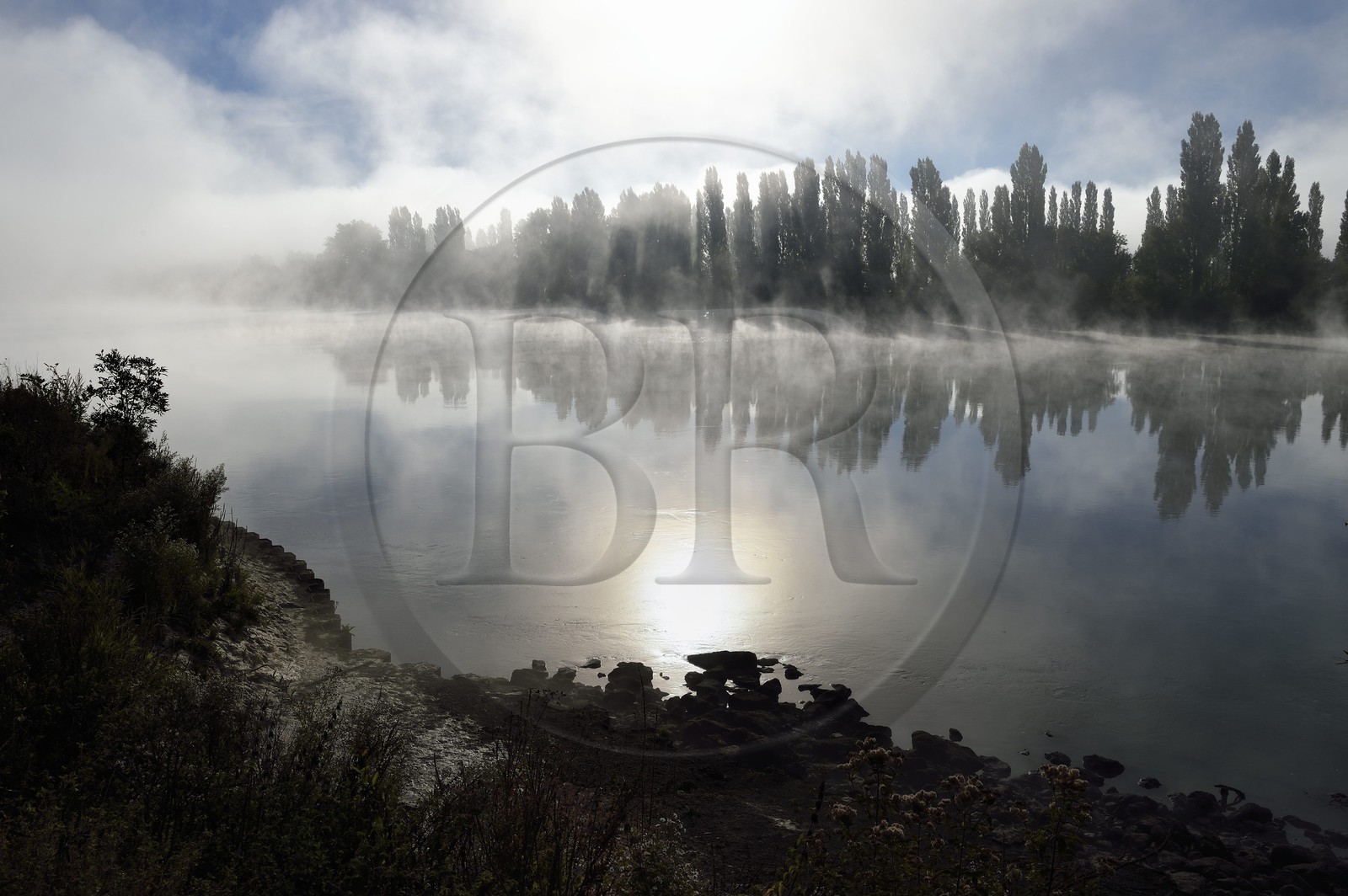 France, Seine-Maritime (76), Pays de Caux, Parc naturel régional des Boucles de la Seine normande, Duclair, la Seine dans la brume du petit matin