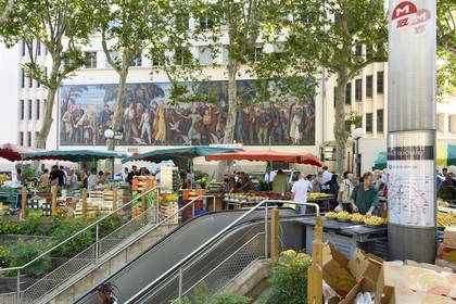 France, Rhône (69), Lyon, fresque sur la façade ouest de la Bourse du Travail sur la place Guichard, jour de marché