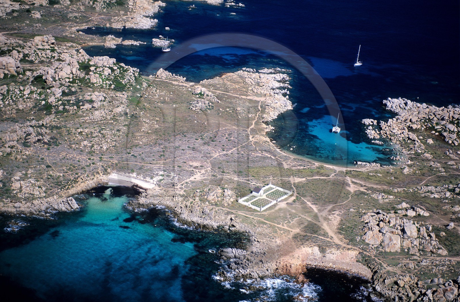 France, Corse-du-Sud (2A), bateaux au mouillage dans l'archipel des îles Lavezzi (vue aérienne)