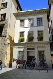 Italie, Toscane, Florence, centre historique classé Patrimoine Mondial de l'UNESCO, anciennes thermes du XIXème siècle construites sur les thermes romaines, calèche Piazza del Limbo