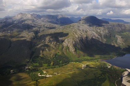 Royaume-Uni, Ecosse, Highland, montagnes du Wester Ross au commencement du Loch Maree (vue aérienne)