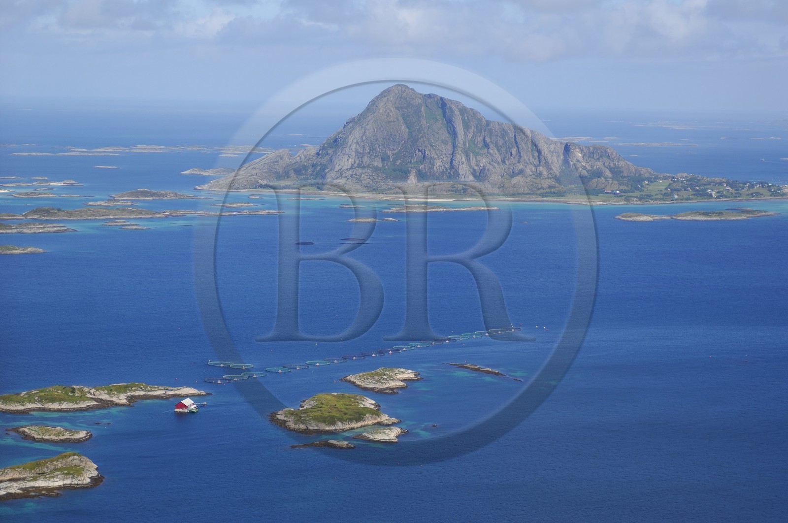 Norvège, Nordland, region de Mo I Rana, ferme de pisciculture au nord du cercle polaire arctique (vue aérienne)