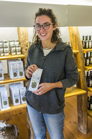 France, Aveyron (12), Nant, Marion Renoud-Lias, agricultrice nouvelle génération du Larzac, à la Ferme aromatique des Homs, la tisane est un des produits de la ferme