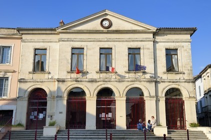 France, Dordogne (24), Périgord Vert, Nontron, facade de l'hôtel de ville