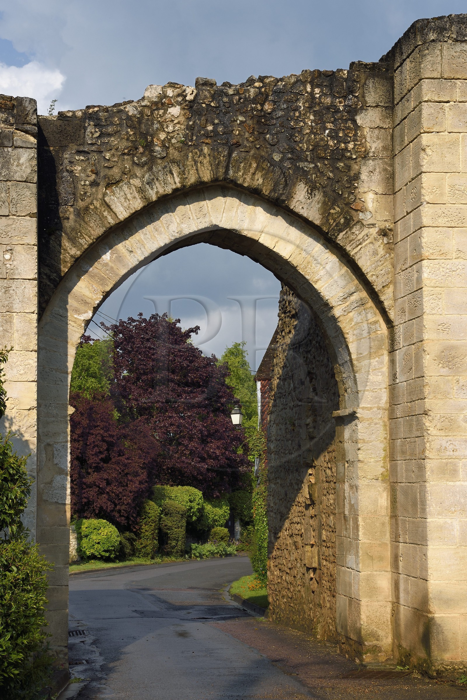 France, Yvelines (78), Montchauvet, la Porte de Bretagne, vestige des fortifications du XIIe siècle