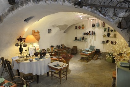 France, Haute-Corse (2B), Corte, la Ville Haute, ruelle du quartier de Chiostra, Atelier de poterie A Chiostra