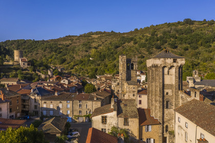 France, Haute-Loire (43), Blesle, labellisé Les Plus Beaux Villages de France, le Clocher Saint-Martin au centre, le Donjon des barons de Mercœur à droite et la Tour de Massadou en arrière plan à gauche