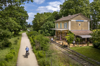 France (30), Gard, Montfrin, ancienne gare de Montfrin-Meynes, propriété aujourd'hui de Claudie et Yvon Beuraert,longée par la piste cyclable de la voie verte du Pont du Gard