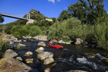 France, Hérault (34), vallée de l' Orb, descente en canoë-kayak de la rivière Orb au moulin de Travassac à Mons la Trivalle, Sylvain Cathala de Ateliers Rivière Randonnées