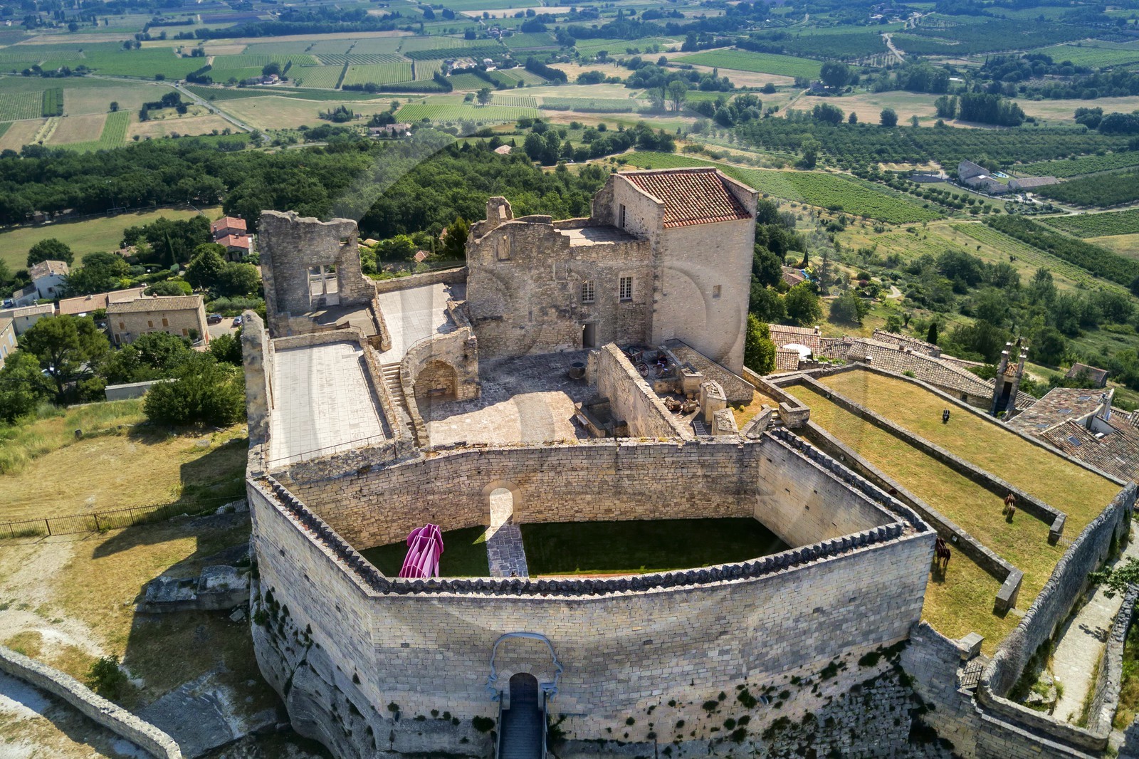 France, Vaucluse (84), Parc Naturel Regional du Luberon, Lacoste, chateau de Lacoste, une des residences du Marquis de Sade et de nos jours propriété de Pierre Cardin, silhouette du Divin Marquis (vue aérienne)