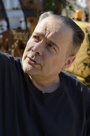 France, Rhône (69), Saint-Romain-au-Mont-d'Or, la Demeure du Chaos, l'œuvre d'art est basé sur la transformation sans fin de la maison du XVIIème siècle de l'artiste plasticien Thierry Ehrmann en une réplique de zone de guerre à l'image du monde présent, portrait de Thierry Ehrmann aussi président fondateur de Artprice et du Groupe Serveur