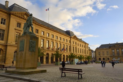 France, Moselle (57), Metz, la place d'Armes, statue du maréchal Fabert et l'hotel de ville en pierre de Jaumont