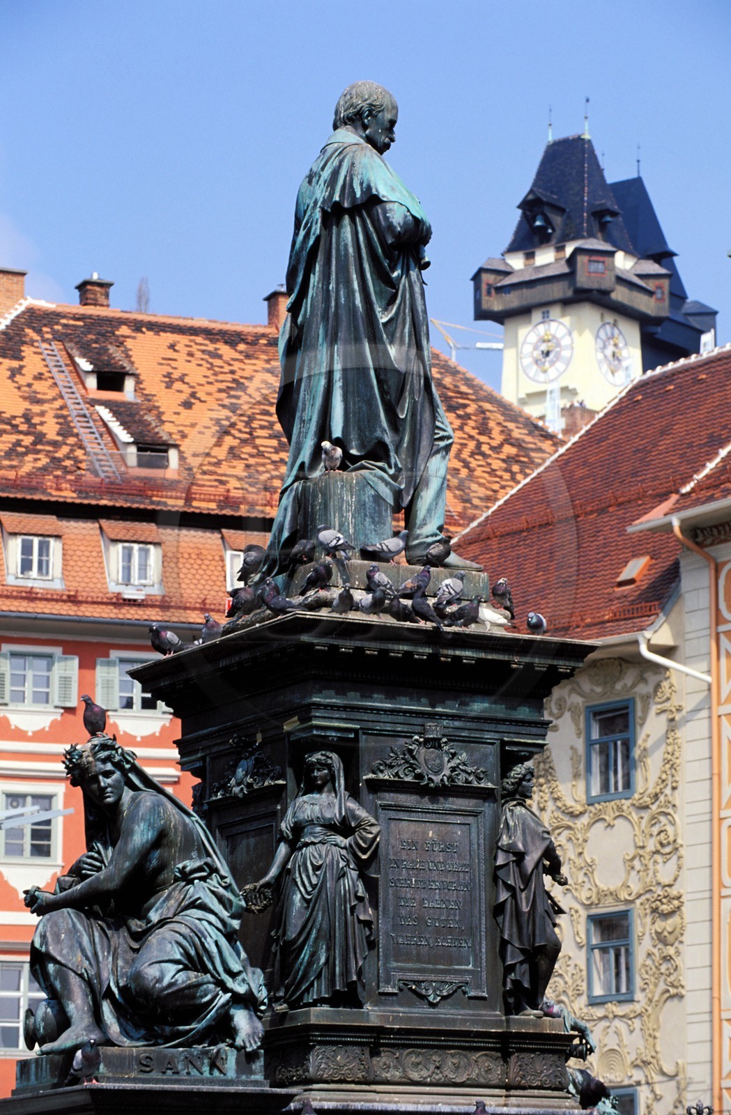 Autriche, Styrie, Graz, centre historique classé Patrimoine Mondial de l'UNESCO, la place centrale (Hauptplaz), statue de l'archiduc Jean et la Tour de l'Horloge