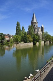 France, Moselle (57), Metz, Ile du Petit-Saulcy, le temple neuf ou église des allemands de culte protestant reformé et les berges de la Moselle canalisée