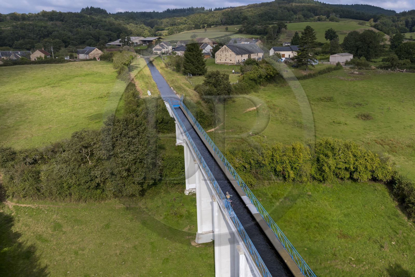 France, Nièvre (58), Parc naturel régional du Morvan, Montreuillon, pont aqueduc d’Oussy le long de la Rigole d’Yonne qui puise les eaux de l'Yonne au lac de Pannecière et alimente le canal du Nivernais (vue aérienne)