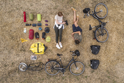 France, Maine-et-Loire (49), vallée de la Loire classée au Patrimoine Mondial par l'UNESCO, Saumur vers Saint-Hilaire, randonnée à bicyclette, matériel de camping fourni par Nomade Aventure (vue aérienne)