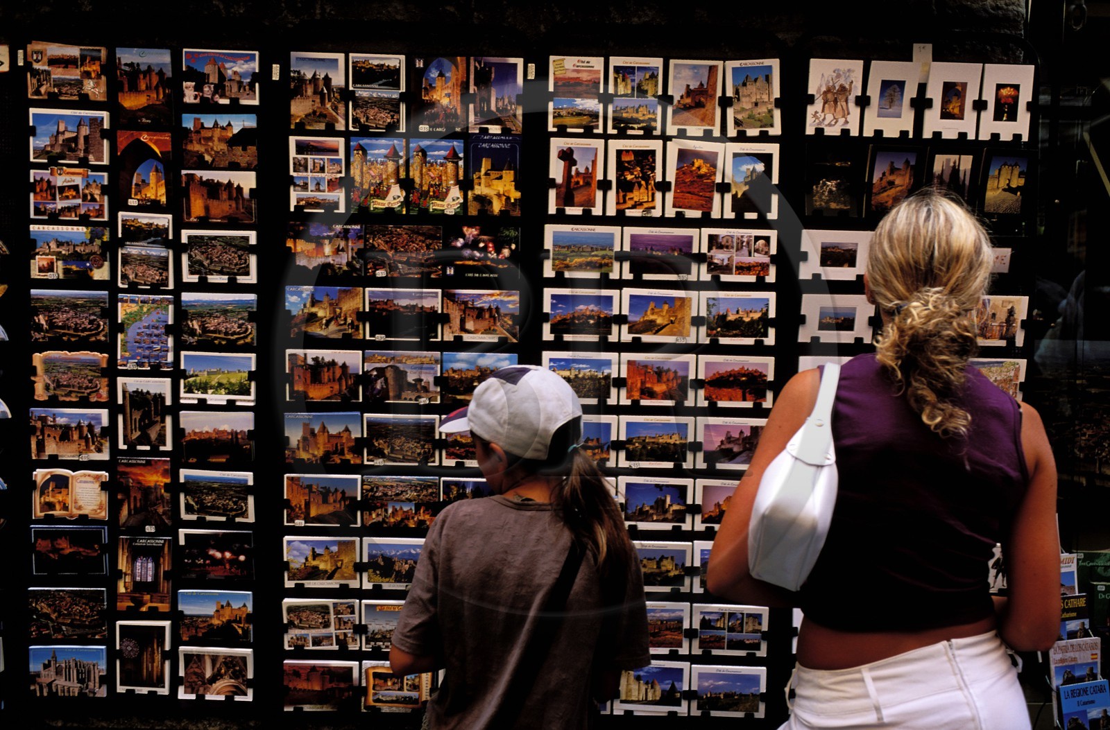 France, Aude (11), Carcassonne, vente de cartes postales de la région dans la cité