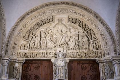 France, Yonne (89), parc naturel régional du Morvan, Vézelay, classé au Patrimoine Mondial de l'UNESCO, labellisé Les Plus Beaux Villages de France, point de départ de l'une des principales voies de pèlerinage de Saint-Jacques-de-Compostelle, la basilique Sainte-Marie-Madeleine, tympan du portail central du narthex, chef d’oeuvre de l’art roman