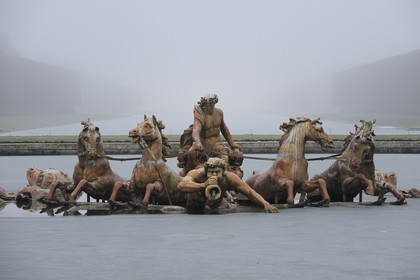 France, Yvelines (78), château de Versailles, classé Patrimoine Mondial de l'UNESCO, le bassin d' Apollon dans la brume hivernale