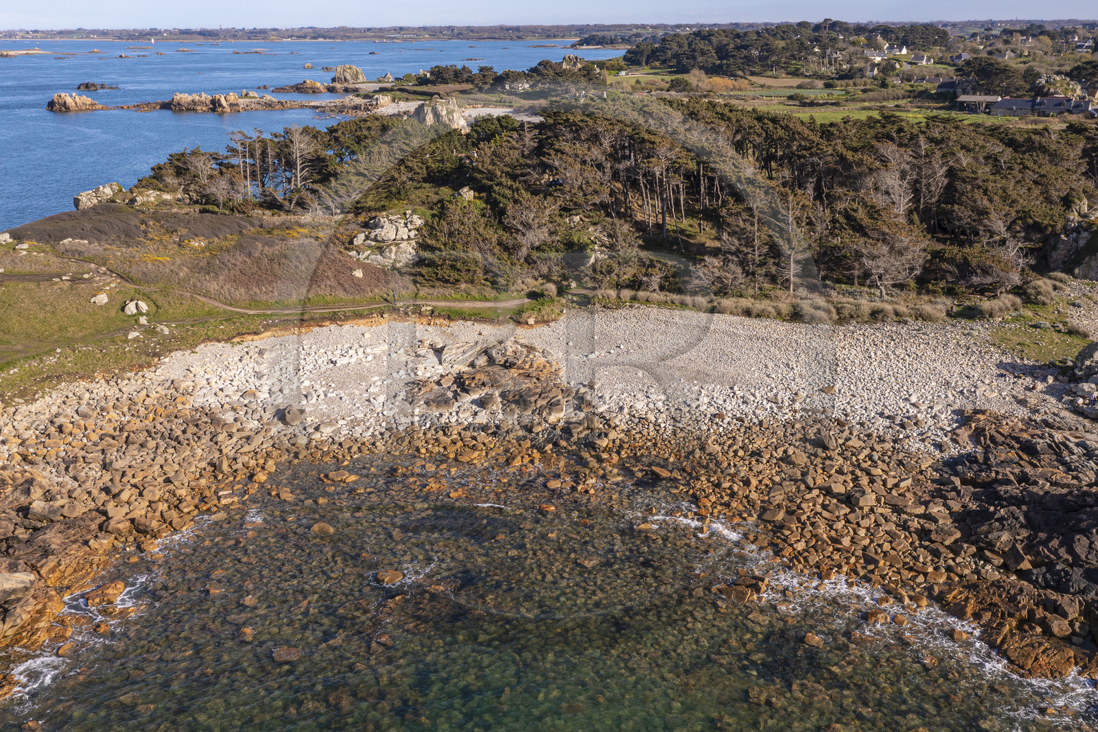 France, Côtes-d'Armor (22), Côte d'Ajoncs, Plougrescant, la plage de galets de Porz Bugalé en dessous lieu dit La Pointe du Chateau sur le chemin de Grande Randonnée GR 34 (vue aérienne)
